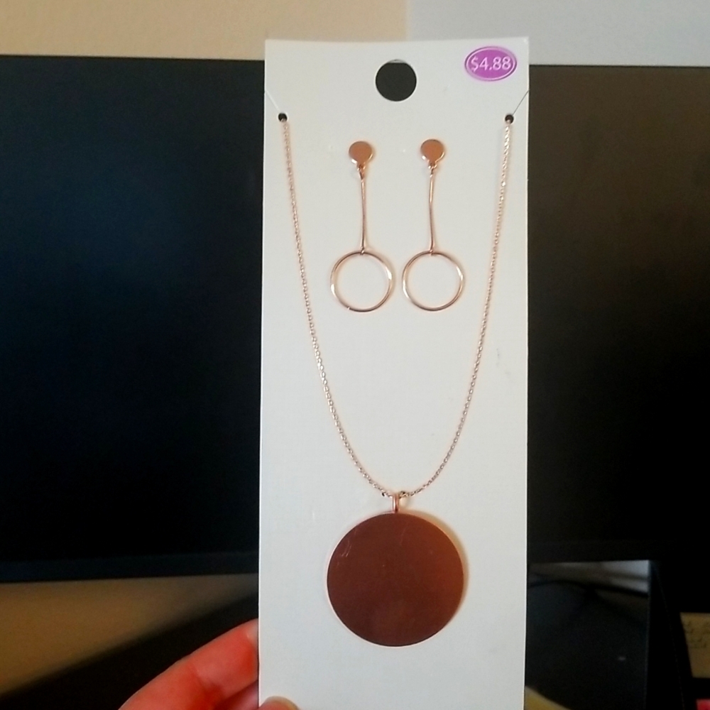 Accessories 28" necklace with extender and earring